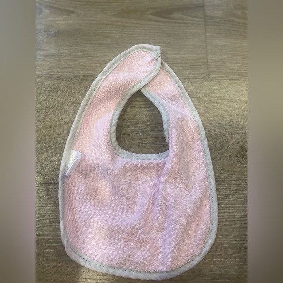 🌟5 for $20🌟 NWOT 2 Bibs and a Burp Cloth - Picture 5 of 6